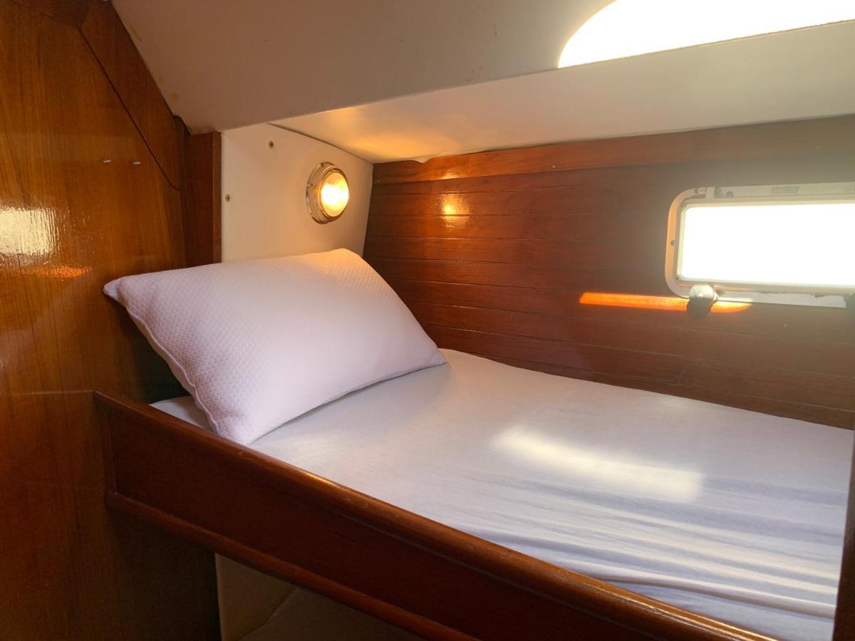 Отель Nuit Sur Un Bateau Ла-Рошель Экстерьер фото