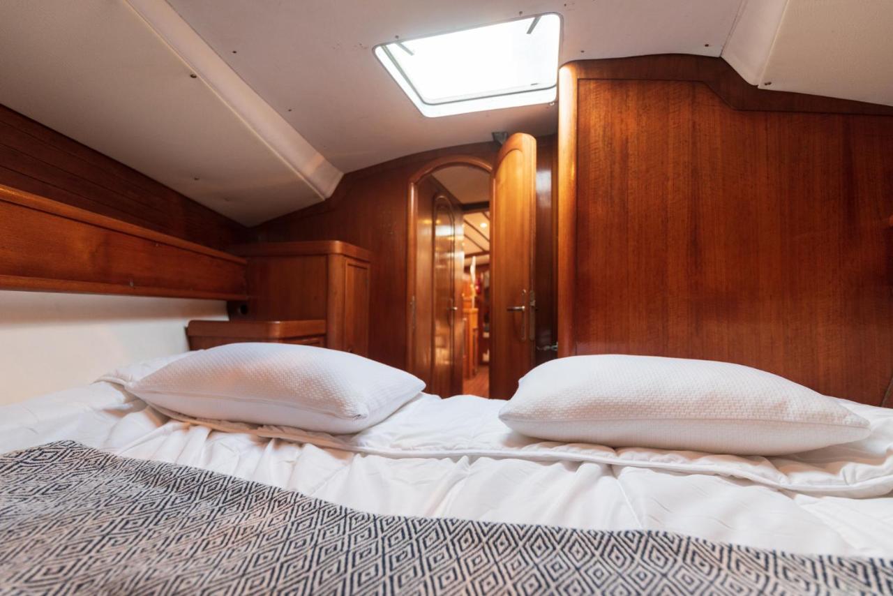 Отель Nuit Sur Un Bateau Ла-Рошель Экстерьер фото