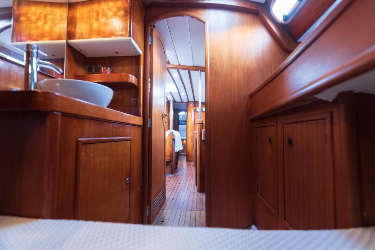 Отель Nuit Sur Un Bateau Ла-Рошель Экстерьер фото