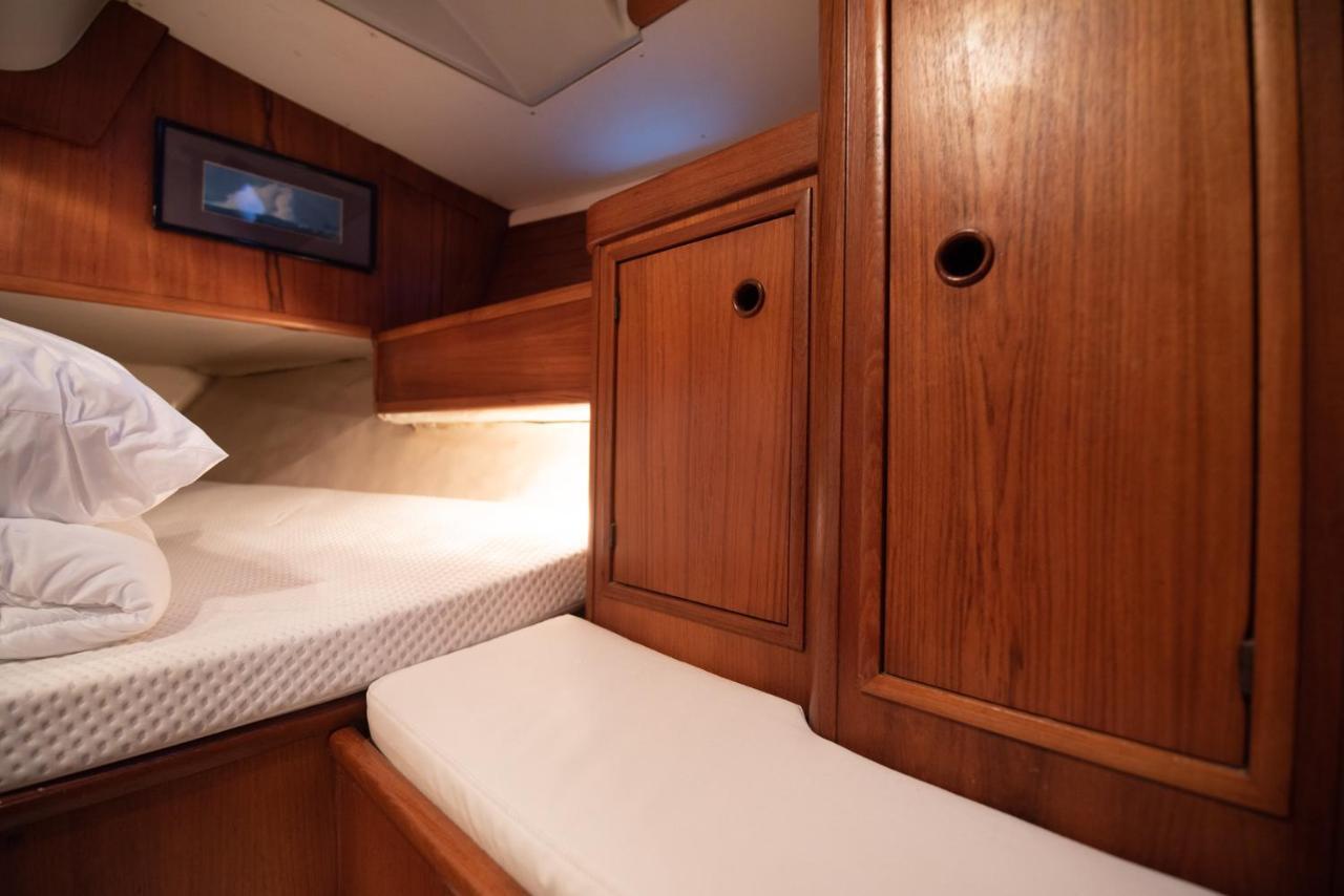 Отель Nuit Sur Un Bateau Ла-Рошель Экстерьер фото
