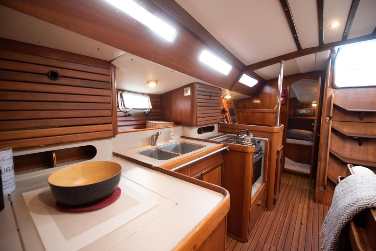 Отель Nuit Sur Un Bateau Ла-Рошель Экстерьер фото
